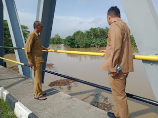melihat-kondisi-jembatan-dapet-camat-m-amri-berharap